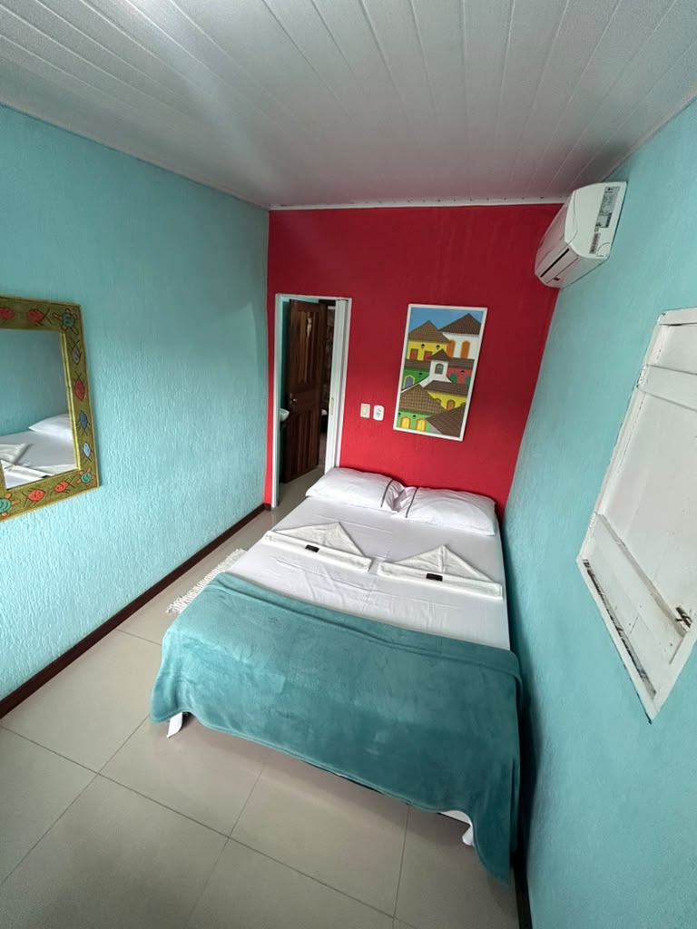 Quarto standard vermelho visto da porta